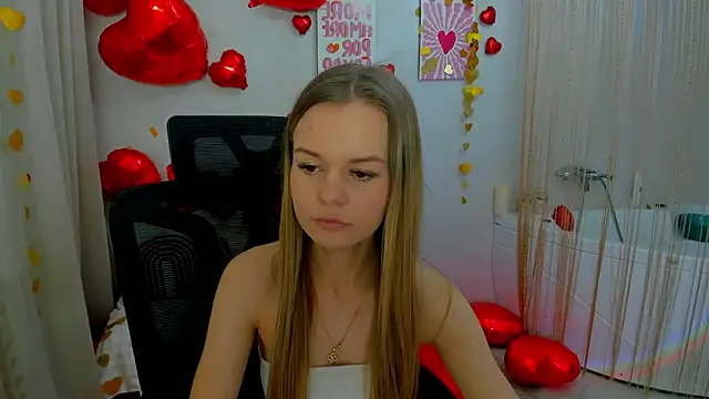 Snapshot of MidnighteAura chatting on February 3, 2:53 am MidnighteAura online show from February 3, 2:53 am