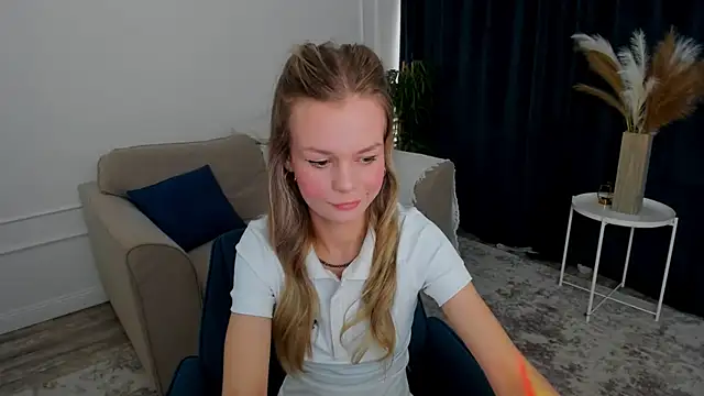 MidnighteAura online show from June 26, 5:06 pm