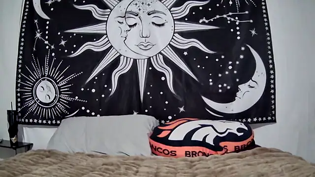 Snapshot of Maexoxo chatting on February 4, 9:48 am Maexoxo online show from February 4, 9:48 am