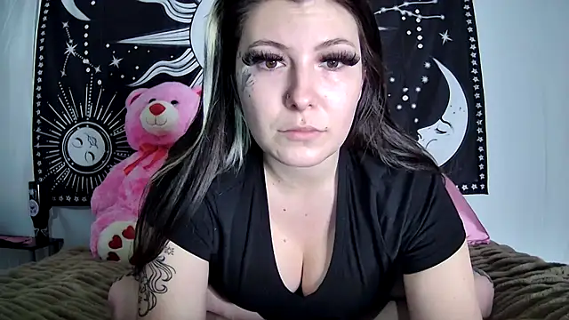 Snapshot of Maexoxo chatting on February 19, 5:03 am Maexoxo online show from February 19, 5:03 am