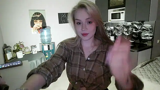 LunaPeony online show from February 4, 4:46 pm