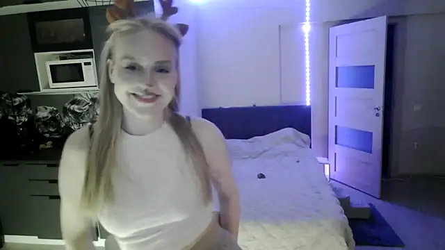 LunaPeony online show from February 22, 2:26 pm