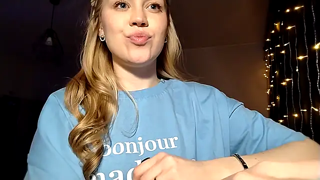 LunaPeony online show from March 21, 9:07 pm