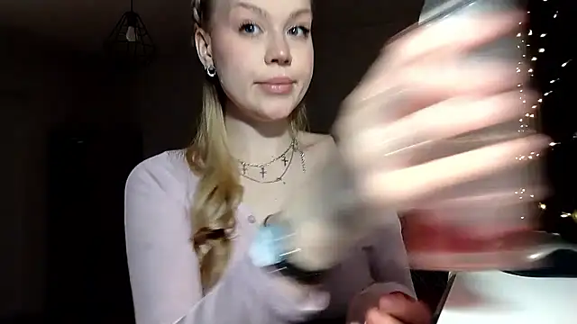 LunaPeony online show from April 7, 6:30 pm