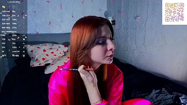 Snapshot of SophieB1aze chatting on December 17, 6:25 pm SophieB1aze online show from December 17, 6:25 pm