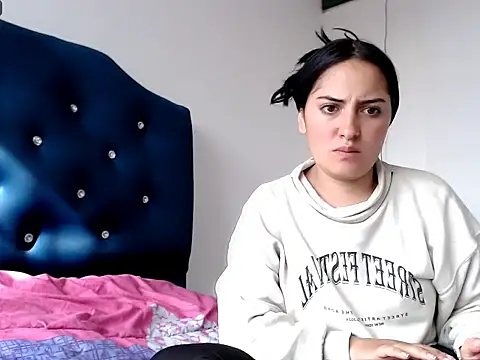 MisNicol online show from April 7, 1:00 pm