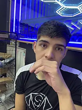 Snapshot of Johan_stick chatting on December 5, 5:09 pm Johan stick online show from December 5, 5:09 pm