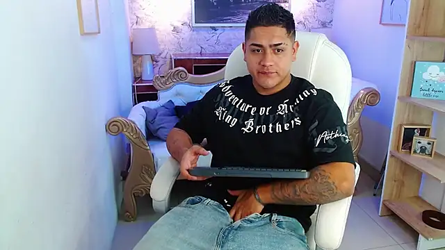 Snapshot of aroon_12 chatting on December 3, 11:19 am aroon 12 online show from December 3, 11:19 am