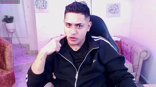 Snapshot of aroon_12 chatting on December 15, 3:22 am aroon 12 online show from December 15, 3:22 am