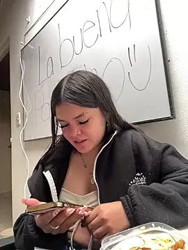 Snapshot of Camila_Duarte2 chatting on December 17, 1:28 pm Camila Duarte2 online show from December 17, 1:28 pm