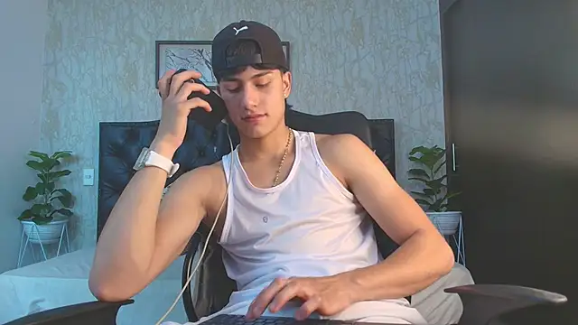 Snapshot of Lander_Cruz chatting on December 14, 6:01 pm Lander Cruz online show from December 14, 6:01 pm