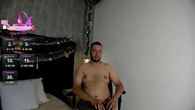 Snapshot of Spencer_LunaBigtits chatting on December 15, 7:40 pm Spencer LunaBigtits online show from December 15, 7:40 pm