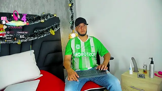 Snapshot of Spencer_LunaBigtits chatting on December 17, 5:52 pm Spencer LunaBigtits online show from December 17, 5:52 pm