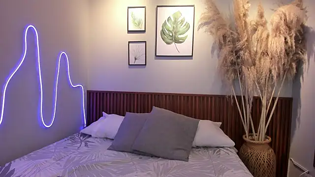 Snapshot of MIAROGGERSS chatting on December 16, 3:11 am MIAROGGERSS online show from December 16, 3:11 am