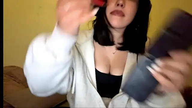 Snapshot of Lolamein chatting on December 16, 1:27 pm Lolamein online show from December 16, 1:27 pm