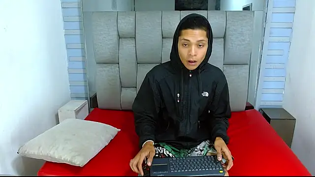 Snapshot of Axel_Marcu chatting on December 5, 1:09 pm Axel Marcu online show from December 5, 1:09 pm