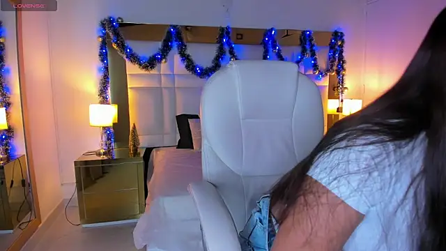 Snapshot of Zoei_Moon chatting on December 16, 7:19 pm Zoei Moon online show from December 16, 7:19 pm