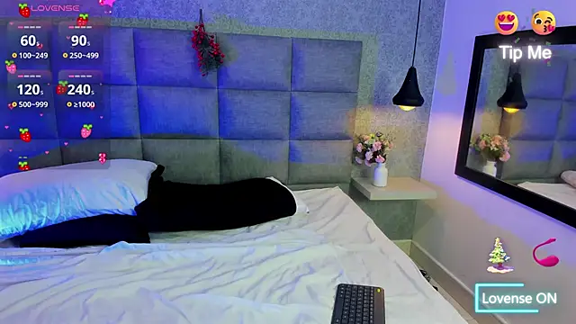 Snapshot of emilyy_r chatting on December 17, 7:09 pm emilyy r online show from December 17, 7:09 pm