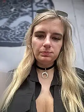 Snapshot of Betsy chatting on December 7, 5:59 am Betsy online show from December 7, 5:59 am