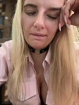 Snapshot of Betsy chatting on December 15, 7:46 am Betsy online show from December 15, 7:46 am