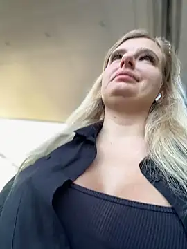 Snapshot of Betsy chatting on January 2, 8:06 am Betsy online show from January 2, 8:06 am