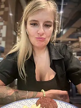 Snapshot of Betsy chatting on January 6, 9:19 am Betsy online show from January 6, 9:19 am