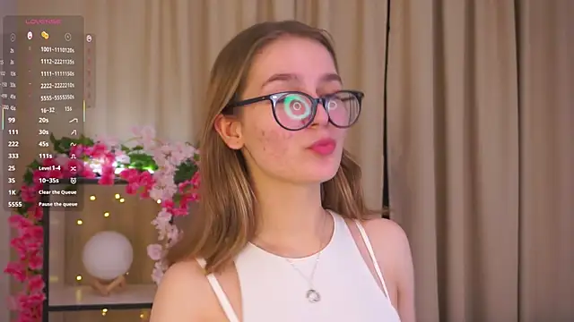 Snapshot of NyraKiss chatting on December 14, 8:24 pm NyraKiss online show from December 14, 8:24 pm