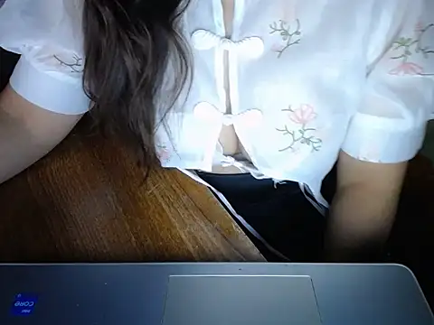 Snapshot of maian_love chatting on December 17, 7:31 pm maian love online show from December 17, 7:31 pm