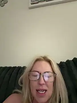 Snapshot of sinfulsara chatting on February 28, 12:44 am sinfulsara online show from February 28, 12:44 am