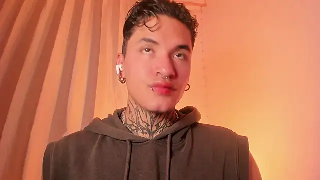 Snapshot of AlecBanne chatting on December 15, 3:00 am AlecBanne online show from December 15, 3:00 am