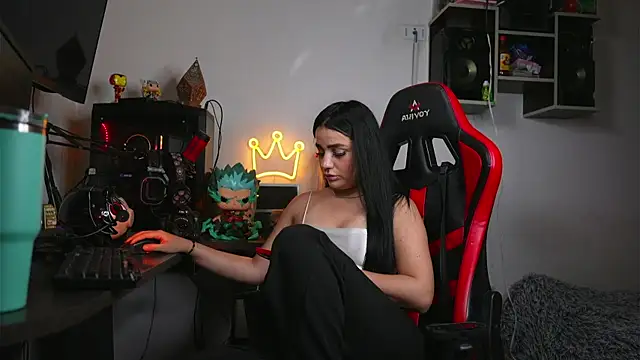 Snapshot of Juliethassmith3 chatting on January 12, 3:34 am Juliethassmith3 online show from January 12, 3:34 am