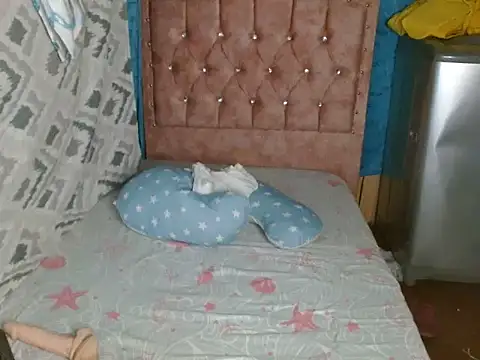 Snapshot of caro_lil chatting on February 19, 6:20 am caro lil online show from February 19, 6:20 am