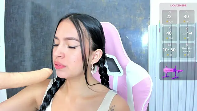 Snapshot of antonella_guzman_ chatting on December 17, 12:11 pm antonella guzman online show from December 17, 12:11 pm