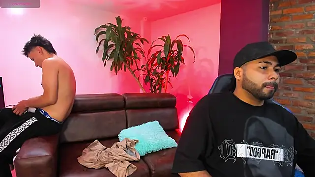 Snapshot of HotThreesoome chatting on December 4, 1:42 pm HotThreesoome online show from December 4, 1:42 pm