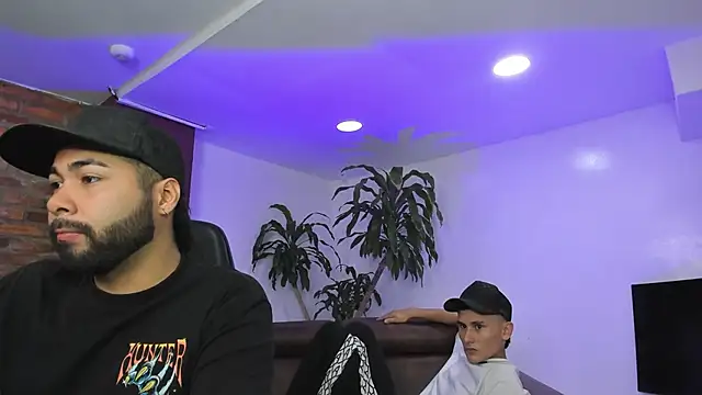 Snapshot of HotThreesoome chatting on December 14, 1:16 pm HotThreesoome online show from December 14, 1:16 pm