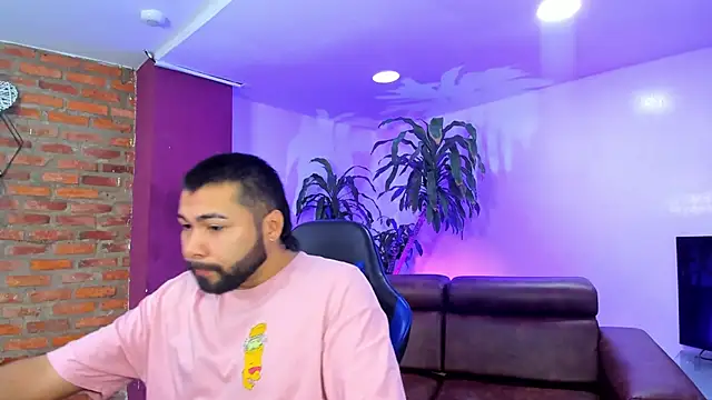 Snapshot of HotThreesoome chatting on December 16, 1:05 pm HotThreesoome online show from December 16, 1:05 pm