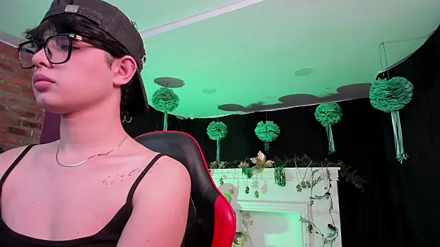 HotThreesoome online show from March 19, 12:31 pm