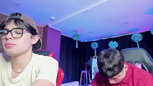 HotThreesoome online show from March 21, 12:43 pm