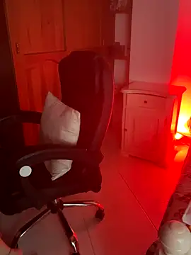 Snapshot of EmiHarrys chatting on December 15, 10:14 pm EmiHarrys online show from December 15, 10:14 pm