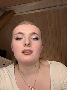 Snapshot of MilaLuxe chatting on December 15, 7:07 pm MilaLuxe online show from December 15, 7:07 pm