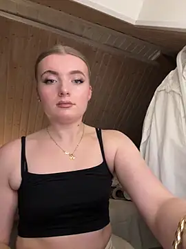 Snapshot of MilaLuxe chatting on December 16, 7:52 pm MilaLuxe online show from December 16, 7:52 pm