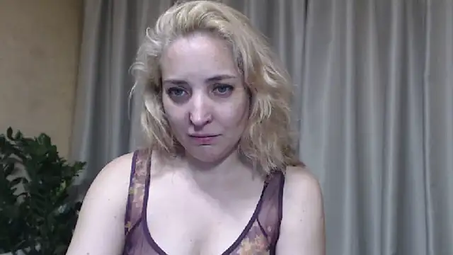 Snapshot of sweetpussy chatting on June 9, 3:56 pm sweetpussy online show from June 9, 3:56 pm