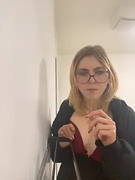 Snapshot of Milly-Kiss chatting on January 8, 8:11 pm Milly-Kiss online show from January 8, 8:11 pm