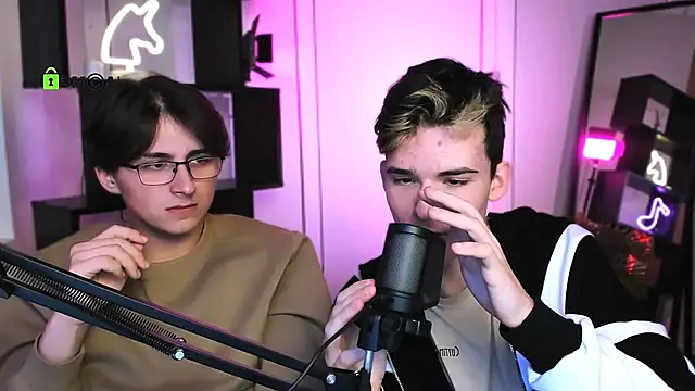 Snapshot of azen_rush chatting on December 18, 6:08 am azen rush online show from December 18, 6:08 am