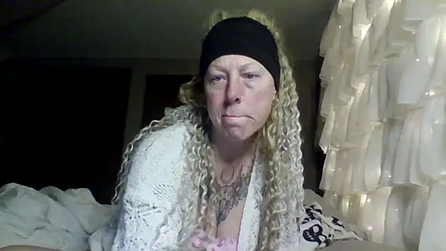 Outdoorchicjj online show from February 17, 7:05 am