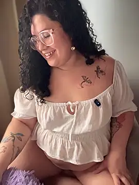 Snapshot of VanesssaMilf_ chatting on December 15, 4:33 pm VanesssaMilf online show from December 15, 4:33 pm