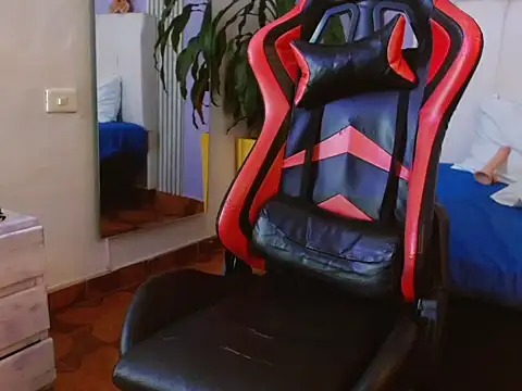 Snapshot of mia_collin_ chatting on December 16, 9:25 am mia collin online show from December 16, 9:25 am