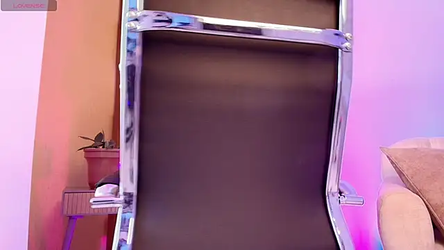 NaomiClay online show from April 15, 1:29 pm