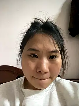 Snapshot of Ly-ly123 chatting on December 18, 5:13 am Ly-ly123 online show from December 18, 5:13 am