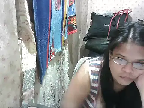 Snapshot of Hotty_babe23 chatting on December 14, 9:36 am Hotty babe23 online show from December 14, 9:36 am